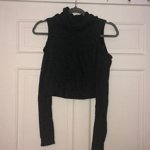 Cold shoulder turtleneck (crop)
